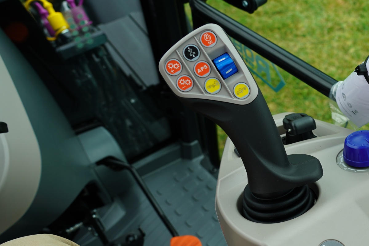 Attraverso il joystick multifunzionale SmartPilot è possibile gestire moltissime funzionalità del trattore